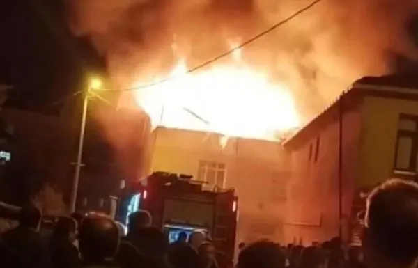 1698697064371.jpg İstanbul'da panik anları! 3 katlı binanın çatısı alevlere teslim - 1