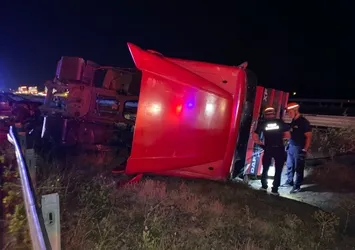 TEM Otoyolu’nda cip ile çarpışan tır devrildi: 2 yaralı