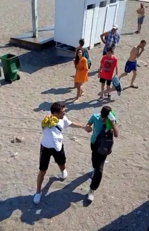 antalya-halk-plajinda-mide-bulandiran-olay-soyunma-kabinindeki-kadinlarin-resmini-cekerken-yakalandi-1655823057701.jpg Antalya halk plajında mide bulandıran olay! Soyunma kabinindeki kadınların resmini çekerken yakalandı - 2
