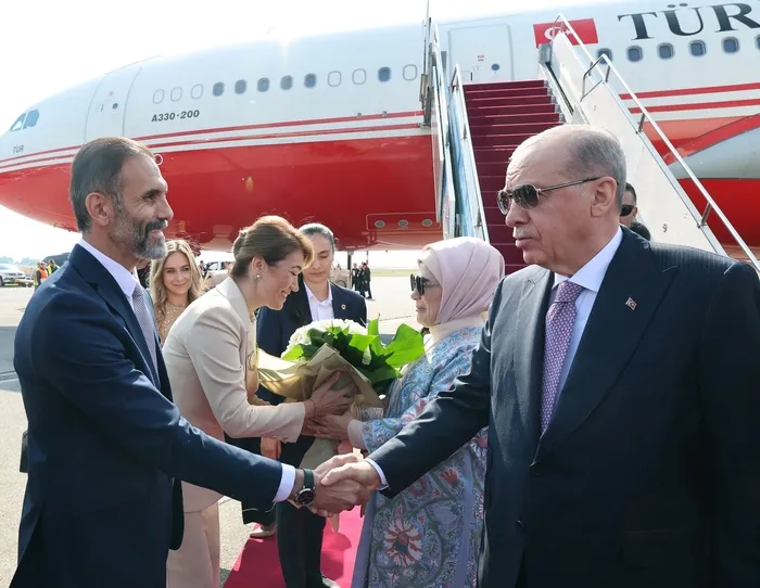 Başkan Recep Tayyip Erdoğan’ı Macaristan'ın başkenti Budapeşte'de Türkiye'nin Budapeşte Büyükelçisi Gülşen Karanis Ekşioğlu ve eşi Ekrem Ekşioğlu karşıladı. (AA)