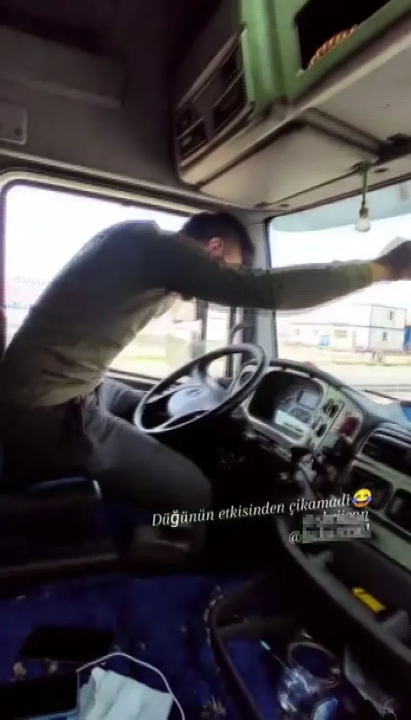 sosyal-medya-paylasimi-ele-verdi-direksiyon-basinda-dans-etti-1617525820882.jpg Sosyal medya paylaşımı ele verdi! Direksiyon başında dans etti - 1