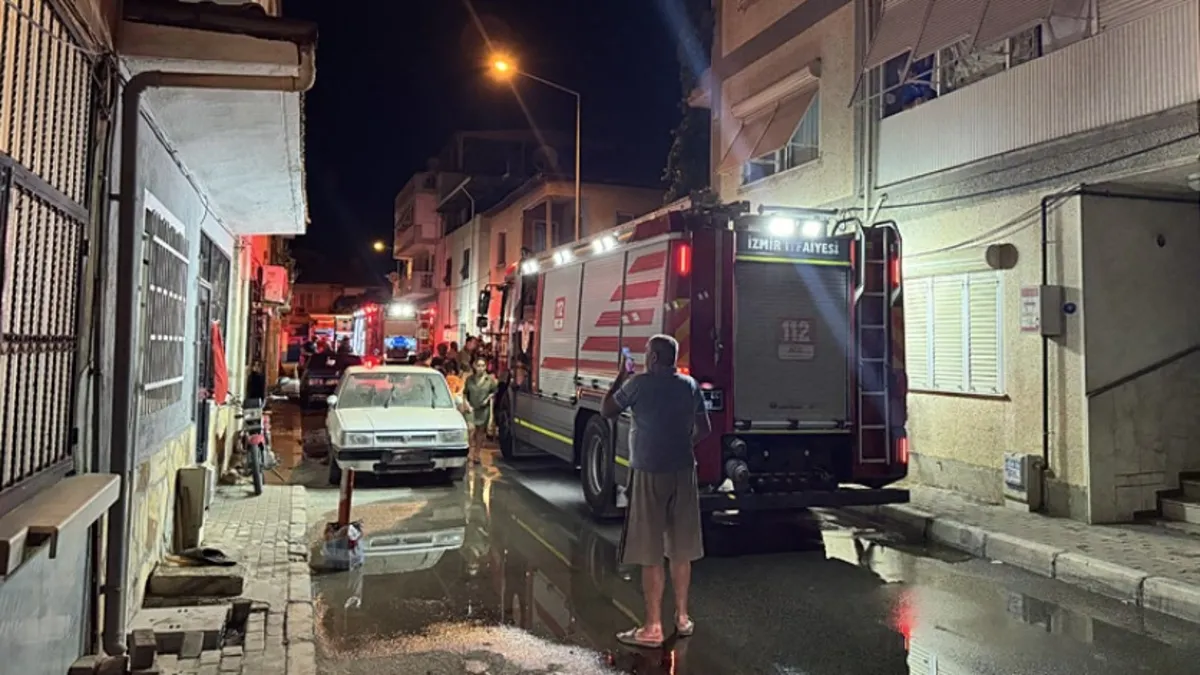 İzmir'de dairede çıkan yangında ev küle döndü