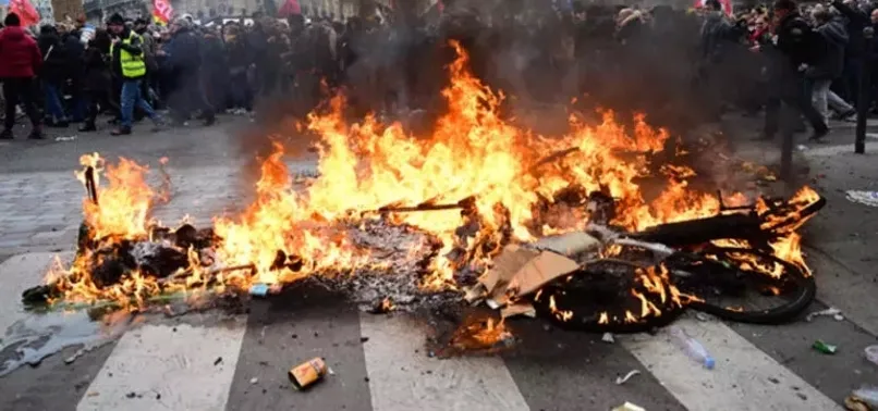 Fransa'da emeklilik reformuna karşı grev! "Hayatı durdurma" çağrısı yapıldı