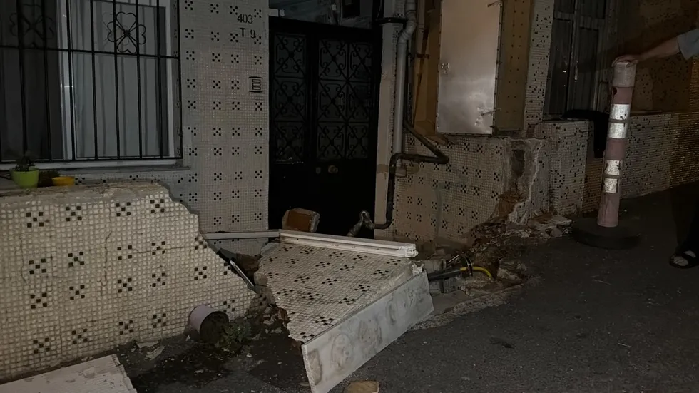 freni-bosalan-otomobil-dogal-gaz-kutusuna-carpti-bina-tahliye-edildi-1783823175271.jpg Freni boşalan otomobil doğal gaz kutusuna çarptı: Bina tahliye edildi - 1