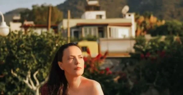 Ünlü şarkıcı Yeşim Salkım’ın babası koronavirüsten hayatınıkaybetti