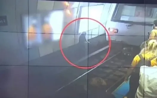 sisli-metro-istasyonunda-hayrete-dusuren-kurtulus-kamerada-1639562761481.jpg Şişli metro istasyonunda hayrete düşüren kurtuluş kamerada - 2