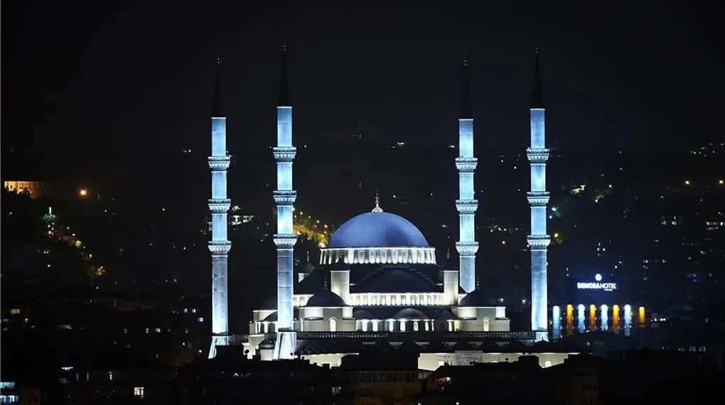 Toplumun kalbini attığı mekan: Camiler