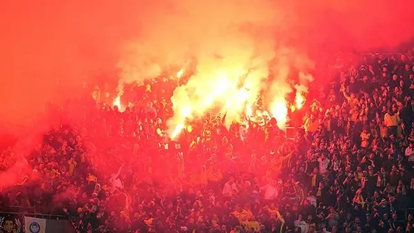 Beşiktaş-Fenerbahçe derbisine meşaleler davulla sokulmuş - 1