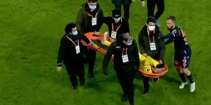 Yeşil sahalarda çirkin görüntü! Başakşehirli Emre Çolak sağlık çalışanını itti