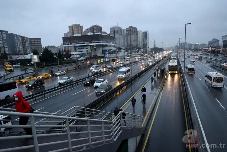 İstanbul’da yağışlı hava! Metrobüs ve tramvaylarda yoğunluk yaşandı