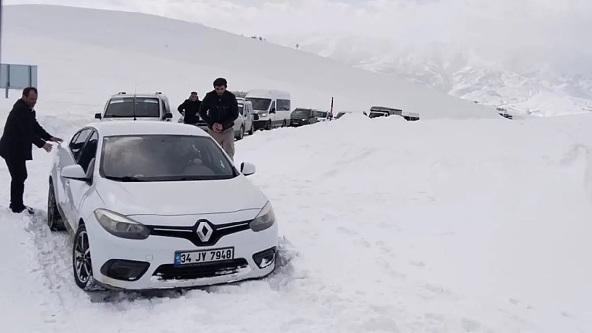 Muş'ta ekili olan tipi 80 yolcunun mahsur kalmasına neden oldu!