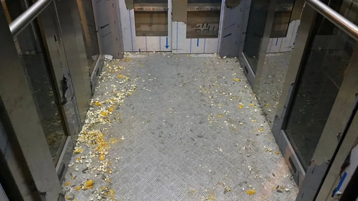 CHP'li Etimesgut Belediyesi'ne vatandaşlardan isyan: Üst geçit asansörünün çöp hali çileden çıkarttı