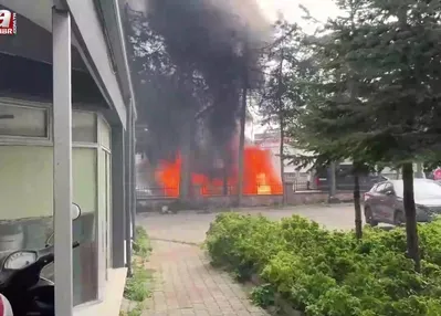 Esenyurt’ta alev alan servis minibüsü kullanılamaz hale geldi