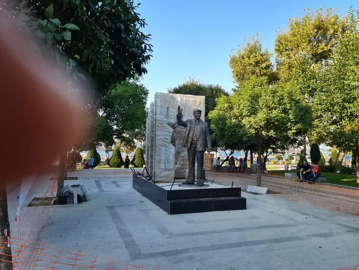 CHP’li İBB’nin işgaline karşı harekete geçildi! Emirler Mescidi’nin alanına heykel diktiler
