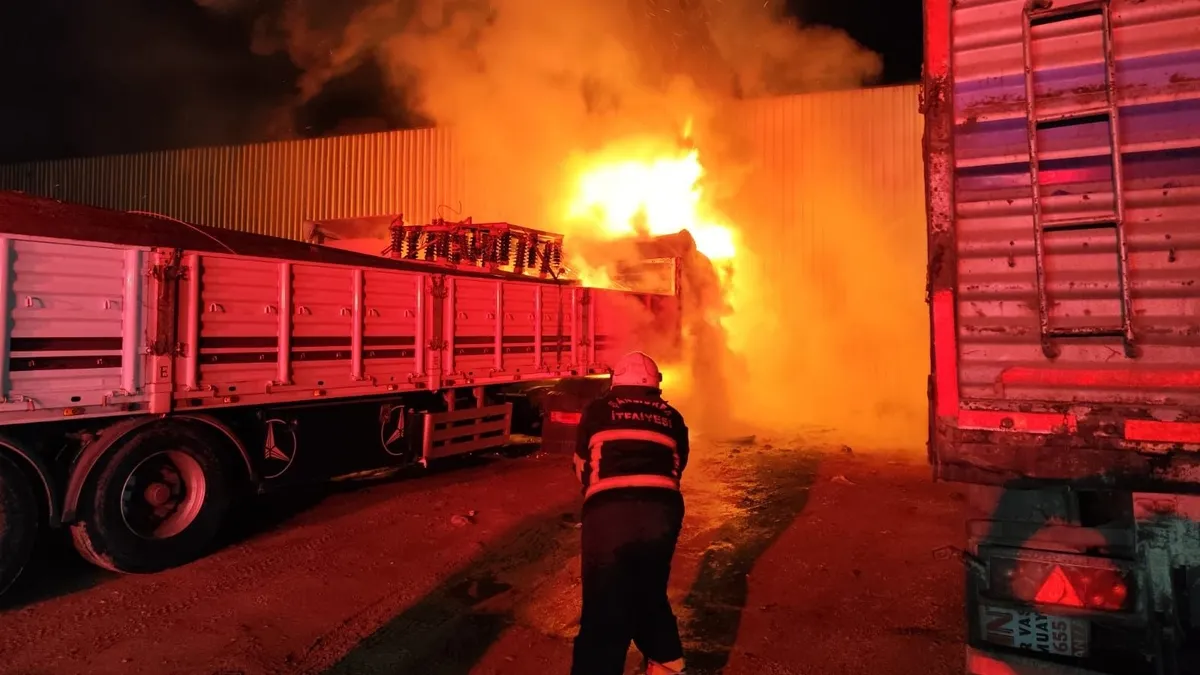 Şanlıurfa'da garaj yangını: 3 araçta hasar