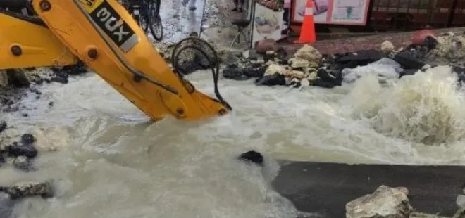 İstanbul’da ana isale hattı patladı tonlarca su metrelerce havaya yükseldi