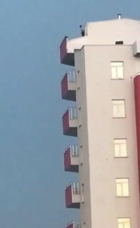 Karaman’da 12 katlı binanın çatısından atlayan gencin intiharı kameraya yansıdı