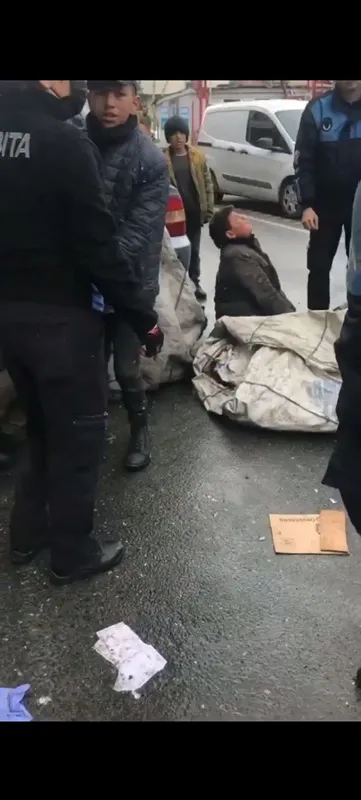 1649166857696.jpg CHP'li Esenyurt Belediyesi'ne bağlı zabıta ekipleri çek çek arabasına el koydu! Kağıt toplayan çocuklar gözyaşlarına boğuldu - 4