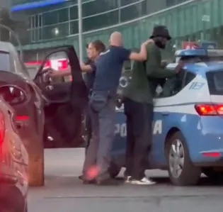 Milanlı futbolcu Bakayoko İtalyan polisinin kendisine yaptığı üst aramasını eleştirdi: - 3