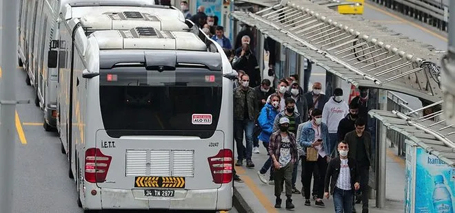 Metrobüs kalabalığı vatandaşları isyan ettirdi: Tıklım tıklım binemiyoruz
