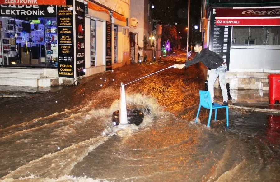 Sağanak yağış sonrası Bodrum'da caddeler sokaklar göle döndü - 3