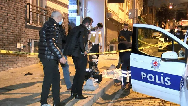 İstanbul'da 24 yaşındaki genç yaşadığı apartmanın önünde ölü bulundu - 1