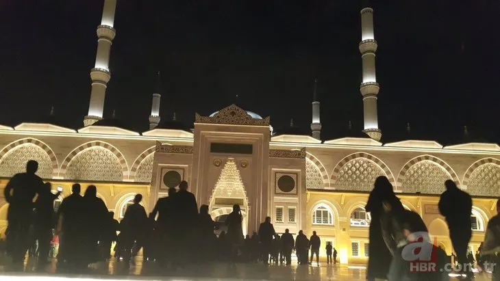Büyük Çamlıca Camii'nde tarihi kalabalık!