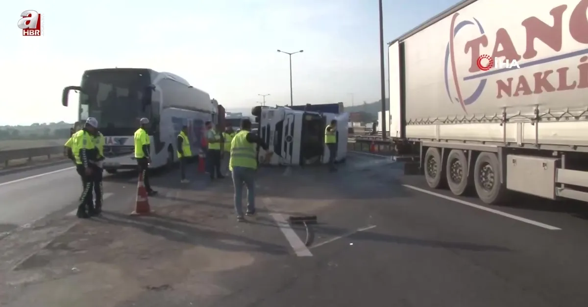 Pendik TEM Otoyolu'nda TIR devrildi