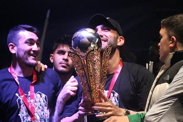 1684621310786.jpg Spor Toto 1. Lig'e yükselen Kocaelispor şampiyonluk kupasına kavuştu! Görkemli kutlama...