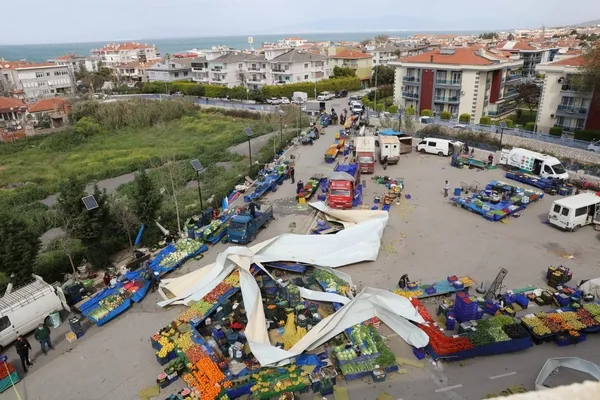 izmirde-firtina-kultur-merkezinin-catisini-ucurdu-3-kisi-yaralandi-1617715183459.jpg İzmir'de fırtına kültür merkezinin çatısını uçurdu! 3 kişi yaralandı - 2