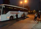 Arkasındaki koltuktan yaklaşıp...