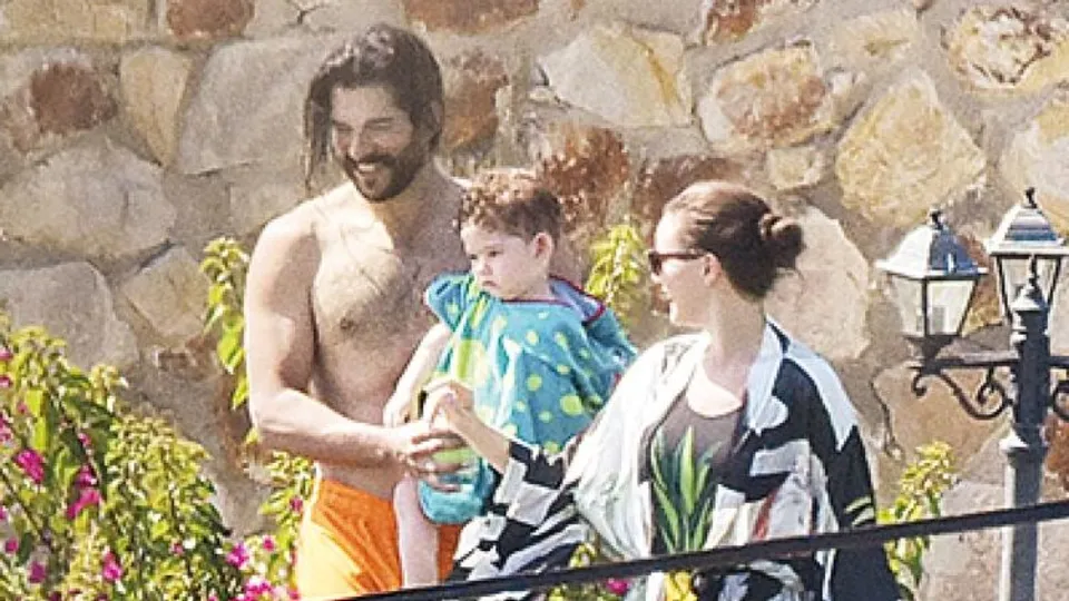 Kuruluş Osman’ın yıldızı Burak Özçivit ve Fahriye Evcen yaz sezonunu açtı! Karan’ı öpücüklere boğdu