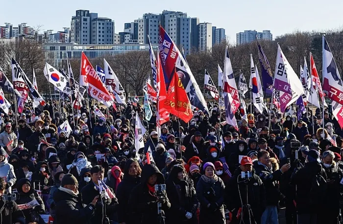 guney-korede-devlet-baskanligi-gorevinden-uzaklastirilan-yoon-suk-yeol-tutuklandi-1736934760455.jpg Yoon'un destekçileri gözaltı kararına tepki göstermek için CIO'nun başkent Seul'ün güneyinde yer alan Gwacheon'daki ofisi önünde toplandı. (AA)