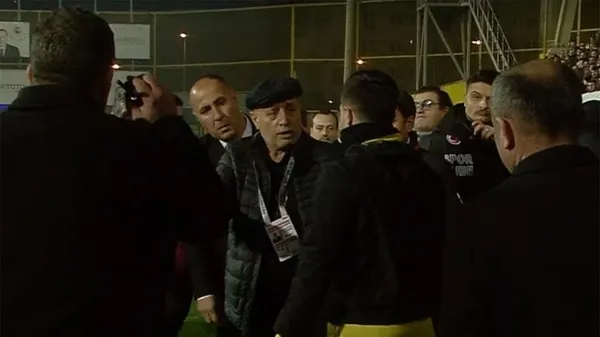 İstanbulspor - Trabzonspor maçı yarıda kaldı! Yönetim takımı sahadan çekti