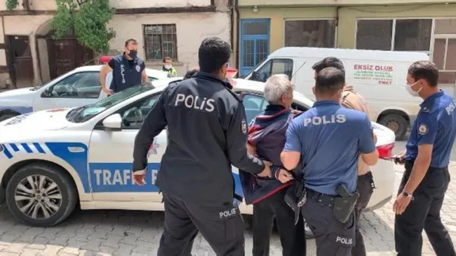 kutahyada-husumetlisini-bicaklayip-kacan-adam-kahvede-cay-icerken-yakalandi-1624277093469.jpg Kütahya’da husumetlisini bıçaklayıp kaçan adam kahvede çay içerken yakalandı - 1
