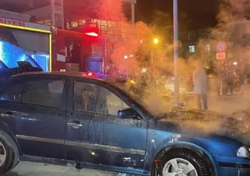 Seyir halindeki otomobilde panik! Alev aldı