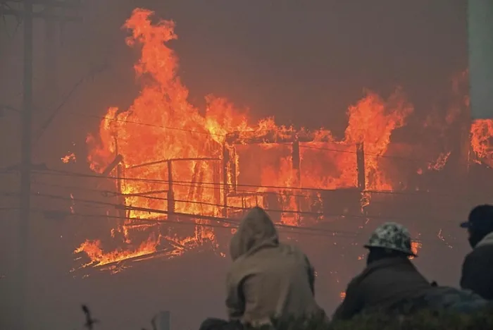 abdnin-california-eyaletinde-yangin-panigi-alevler-hollywoodu-sardi-30-bin-kisiye-tahliye-emri-1736314479227.jpg California'da yangın (EPA)