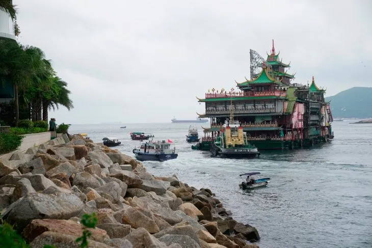 Yüzen restoran Güney Çin Denizi’nde battı! Hong Kong’un simgesinden kötü haber