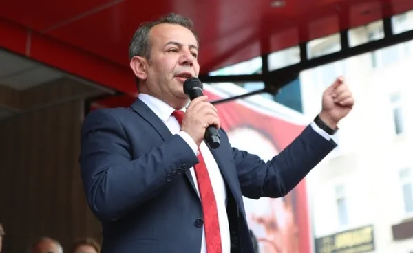 CHP’nin ırkçı belediye başkanı Tanju Özcan evinde sigortasız mülteci çalıştırmış