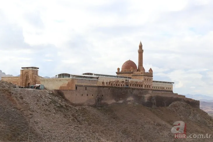 Anadolu’nun eşsiz mimari örneği! İshak Paşa Sarayı’na turist akını