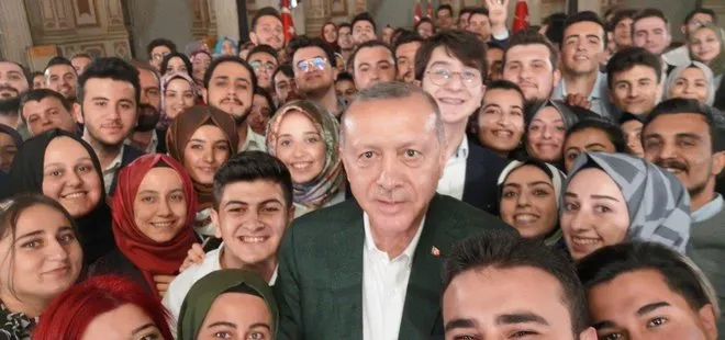 Başkan Erdoğan’dan gençlerle selfie paylaşımı