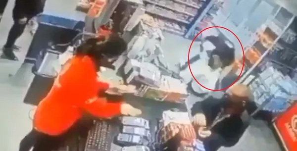 yozgatta-dehset-dolu-anlar-markette-eski-sevgilisini-dovup-bogazina-bicak-dayadi-1621765897259.jpg Yozgat'ta dehşet dolu anlar! Markette eski sevgilisini dövüp boğazına bıçak dayadı - 2