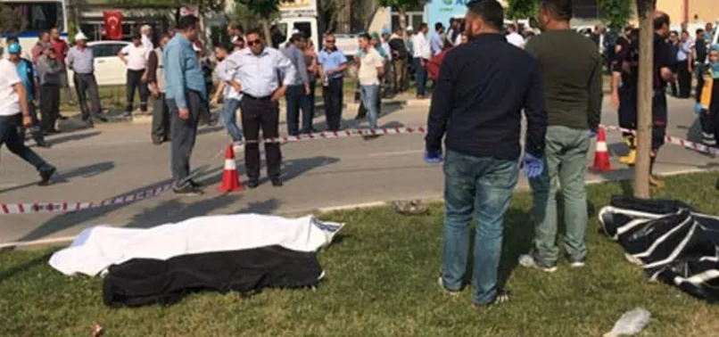 Otomobil refüjdeki işçilere çarptı: 3 ölü