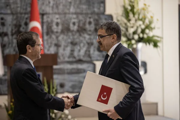 Türkiye’nin Tel Aviv Büyükelçisi, İsrail Cumhurbaşkanı Isaac Herzog’a güven mektubunu sundu! Başkan Erdoğan’a davet