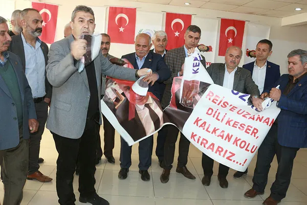 Muhtarlardan Başkan Erdoğan’a hakaret eden CHP’li Engin Özkoç’a sert tepki! Pankartı parçalayıp yaktılar