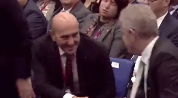 ’Özel’ muamele! Tunç Soyer Özgür Özel’in konuşmasını dinlemeden salonu terk etti