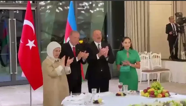 Başkan Erdoğan ve Aliyev'den Azerbaycan’da zafer kutlaması! Azerin 'Çırpınırdı Karadeniz'in yeni versiyonunu seslendirdi - 5