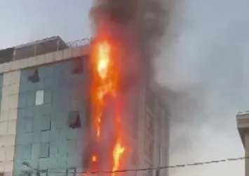 Ataşehir'de iş merkezi alev alev yandı