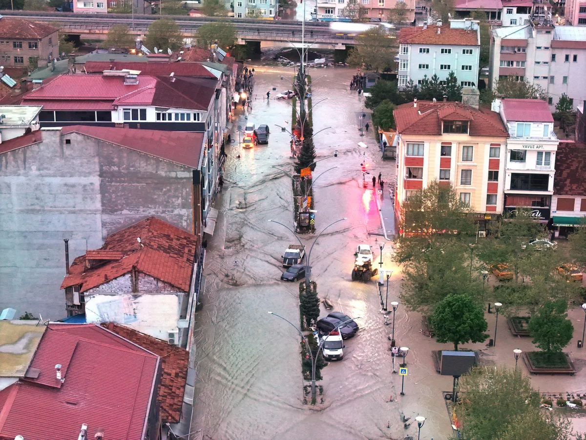firtina-saganak-toz-adil-tekten-kirkikindi-uyarisi-hangi-bolgeler-risk-altinda-1778649730183.jpg Kuvvetli yağış uyarısının yapıldığı Doğu Anadolu’da vatandaşlardan dikkatli olmaları istendi. (Fotoğraf: AA)