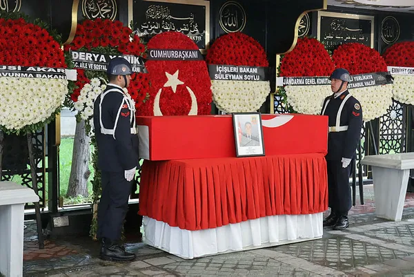 sehit-jandarma-uzman-cavus-ozcan-ilhan-istanbulda-topraga-verildi-1684334813779.jpg Şehit Jandarma Uzman Çavuş Özcan İlhan İstanbul'da toprağa verildi - 2